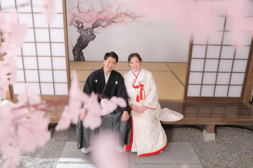 縁側に座っておしゃべり