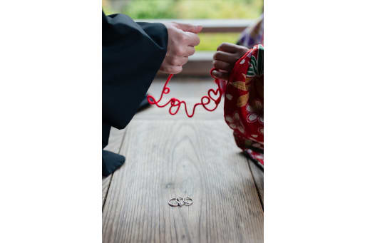 また、お二人が大切にお持ちくださった小物を用いての撮影も行いました。