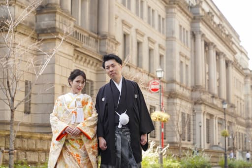 歴史ある建物を背景にツーショット