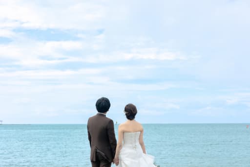 海を背景に