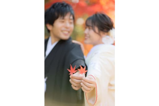 紅葉とリングとおふたり