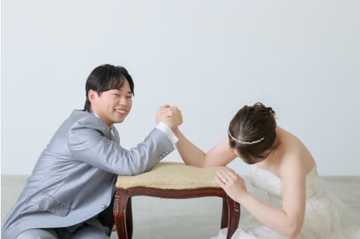新郎さまの余裕の笑顔と、うなだれる新婦さま