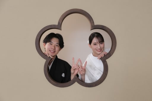 今度は花窓の中からお二人が！