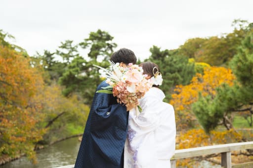 ブーケで顔隠し