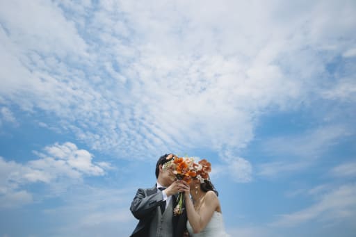 締めは定番ポーズのブーケでお顔を隠すお写真♪ 青空もとても綺麗に出てくれました♪