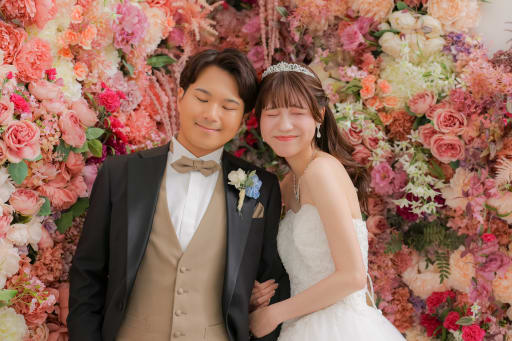 お花いっぱいの壁でキュートな表情
