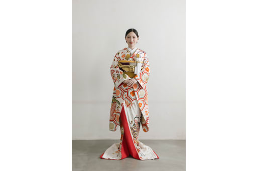 引き振袖とは写真のように、振袖の一種で、引きずるほどの長い裾が特徴です。