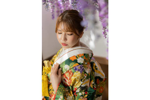 藤に囲まれながら新婦さんのソロショットです。