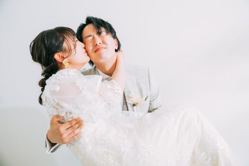 お姫様抱っこ+ほっぺにチュー
