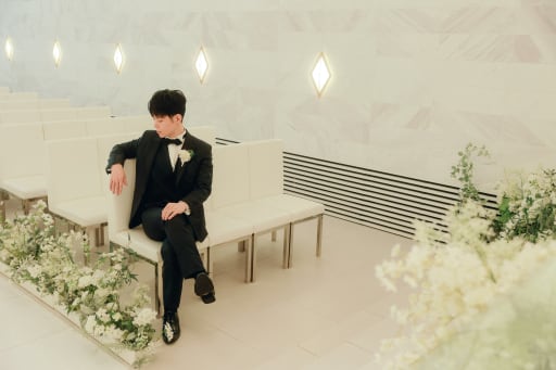 新郎さまはチャコールグレーのタキシードを