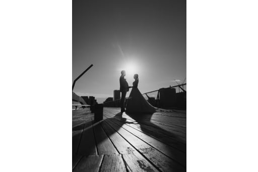 サンセットをバックにモノクロでシルエット撮影！ モノクロで仕上げることによりさらにシックになります＾＾