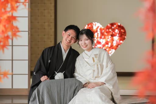 縁側に腰掛けたお二人。