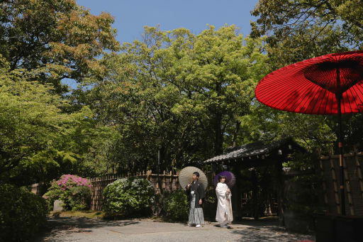 小休憩用のスペースに赤い番傘が！より風情ある写真になりました！