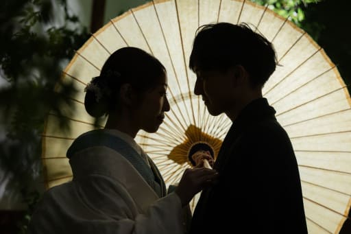 和傘の中に二人