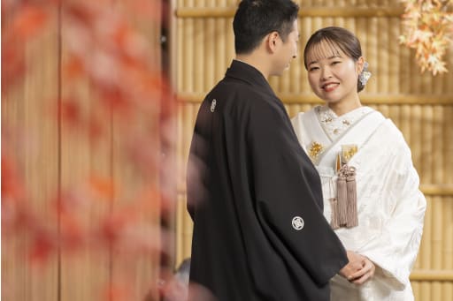 竹垣に映える、優しい微笑み