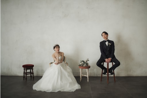 無造作に並んだ椅子の上に