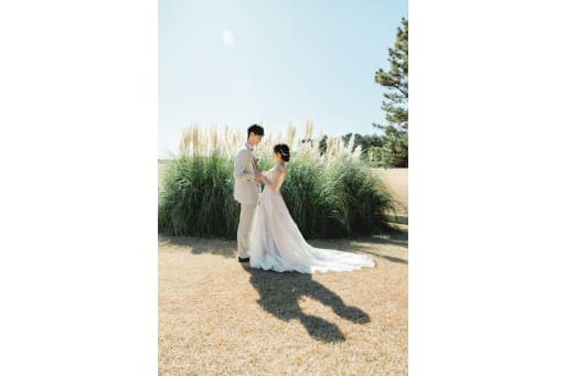 手を取り合って