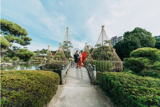 広角レンズを使っての撮影も！庭園内の緑と青空にお二人の和装がとても映えます！