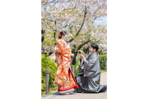 桜の木の下で