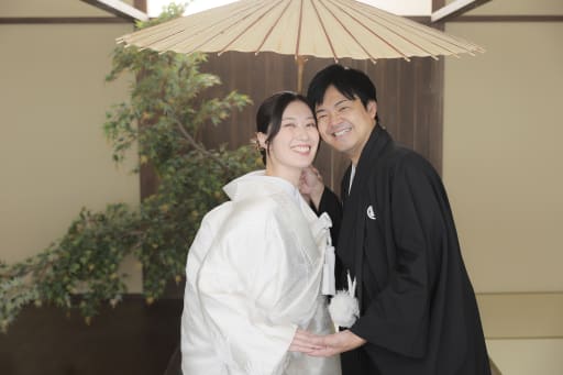 和傘を持って