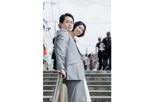 手すりに寄りかかって