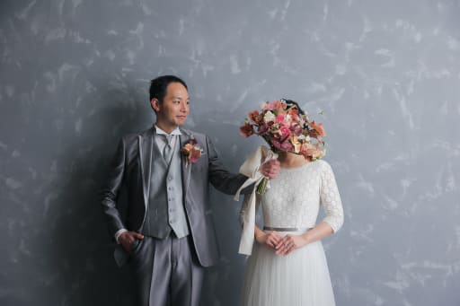 おすすめポーズの「ブーケでお顔隠し💐」