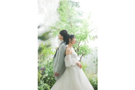 背中合わせの二人。 それぞれの想いを胸に。