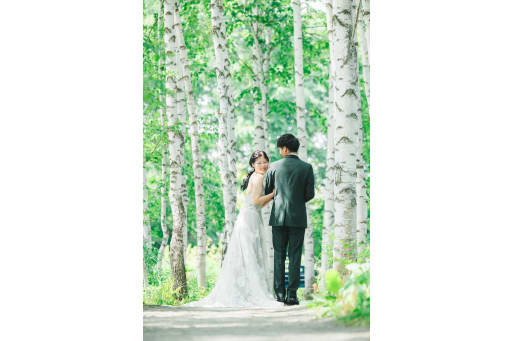 白樺の森に溶け込む微笑み