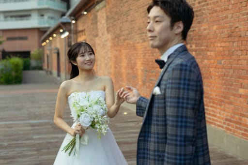 新郎様を見つめる新婦様