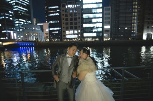 水面に映る都会とふたりの笑顔