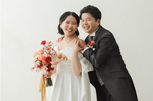 洋装は華やかな雰囲気で！