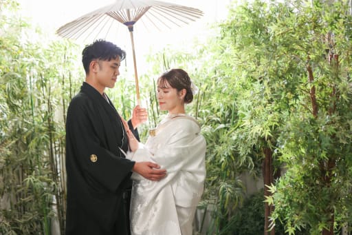 番傘の下寄り添って