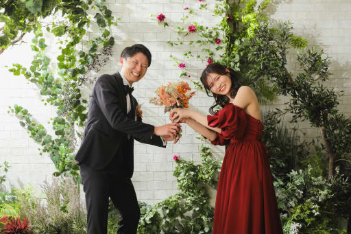 一緒にブーケを持って