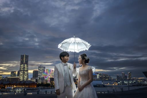 明かりがついた街並みを背景に