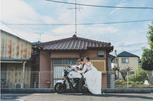 新郎様のお気に入りのバイクに乗って。