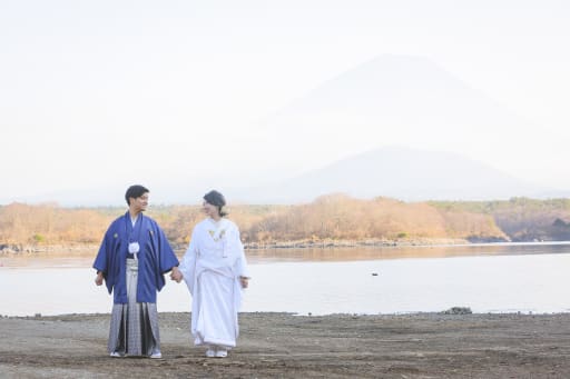 湖畔から富士山が顔を見せてくれました