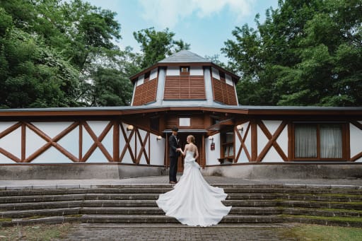 軽井沢　絵本の森美術館をバックに