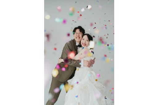 カラフルなコンフェッティでポップに！