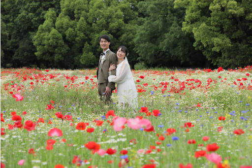 ご新婦様からの可愛らしいハグのショット！！優しい雰囲気も素敵です！！