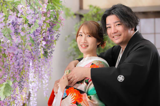 藤のお花の前で優しくバックハグ！！柔らかなお二人の笑顔もとっても素敵！！