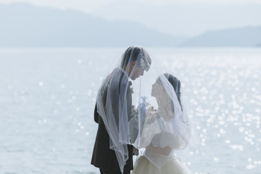 ベールに包まれて