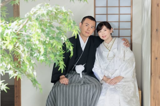 椅子に腰掛けて