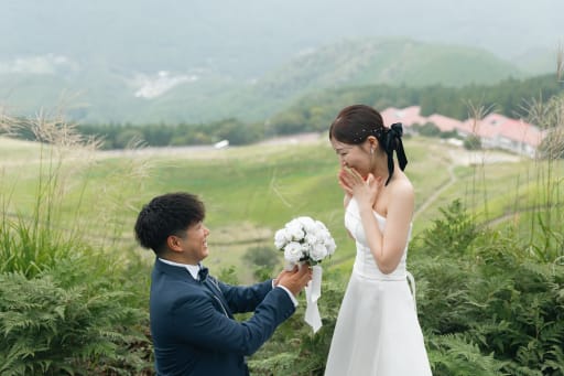 余白を抑えた構図で手元がはっきり見え、アクセサリー紹介にも使いやすい一枚です。