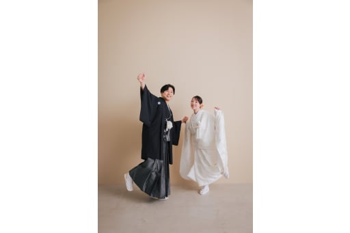和装でジャンプ！笑顔全開の二人