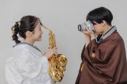 サックスとカメラというお二人ゆかりのアイテムも登場