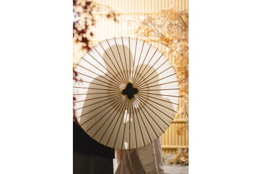 番傘に透ける、二人だけの距離感