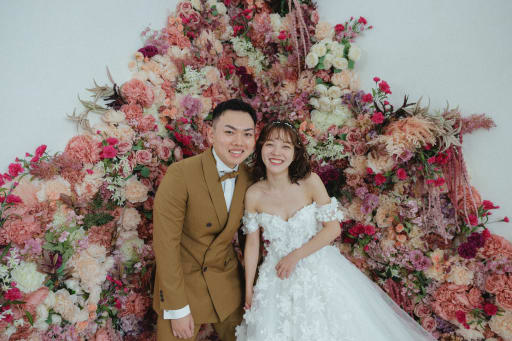 フラワーウォールと笑顔はピッタリと組み合わせ