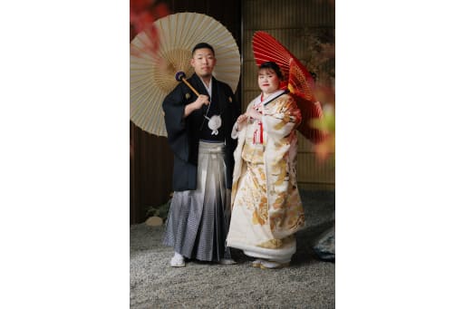 まずは和装撮影からスタート♪ 和傘を持って、紅葉と一緒に＾＾