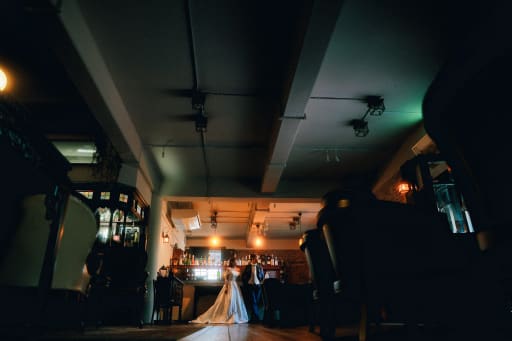 最後に、しっとりとしたワンシーンをクラシカルな建物と美しい照明の下で撮影しました。