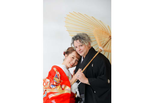 シンプルにお二人の表情を見せて